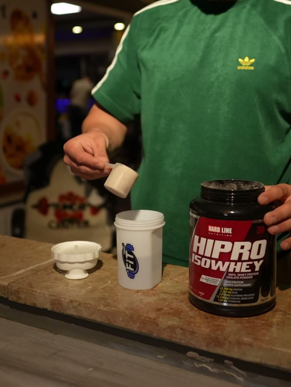 Protein tozu ölçülerek shaker'a konuyor